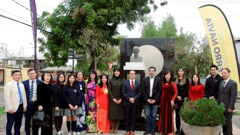 Các đại biểu thành kính dâng hoa tại tượng đài Chủ tịch Hồ Chí Minh (Ảnh: Đại sứ quán Việt Nam tại Chile)