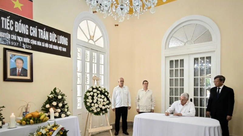 Bí thư thứ nhất Ban Chấp hành Trung ương Đảng Cộng sản Cuba, Chủ tịch nước Cộng hòa Cuba Miguel Díaz-Canel ghi sổ tang tưởng nhớ nguyên Chủ tịch nước Trần Đức Lương. (Ảnh: Đại sứ quán Việt Nam tại Cuba)