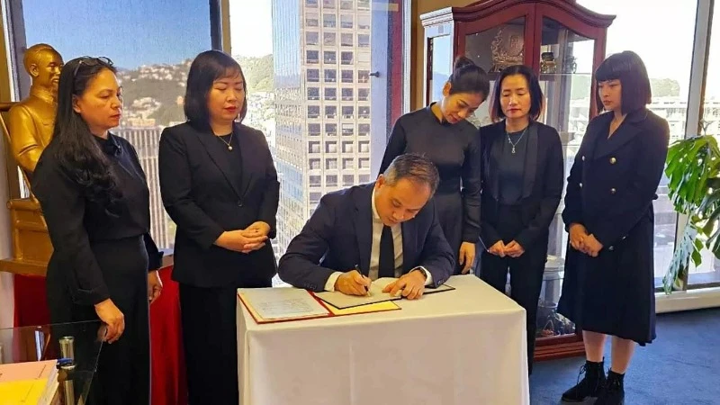Đại sứ Phan Minh Giang ghi sổ tang tưởng niệm nguyên Chủ tịch nước Trần Đức Lương (Ảnh: Đại sứ quán Việt Nam tại New Zealand)