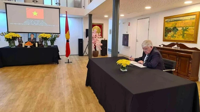 Ông Jan van Zanen, Thị trưởng thành phố The Hague ghi sổ tang. (Ảnh: Đại sứ quán Việt Nam tại Hà Lan)