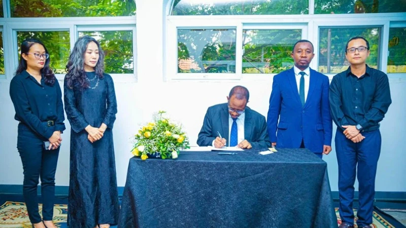 Phó Thư ký thường trực Bộ Ngoại giao và Hợp tác Đông Phi Tanzania Said Mussa ghi sổ tang. (Ảnh: Đại sứ quán Việt Nam tại Tanzania)