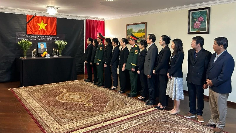 Toàn thể cán bộ nhân viên Đại sứ quán Việt Nam tại Brazil tưởng niệm nguyên Chủ tịch nước Trần Đức Lương. (Ảnh: Đại sứ quán Việt Nam tại Brazil)