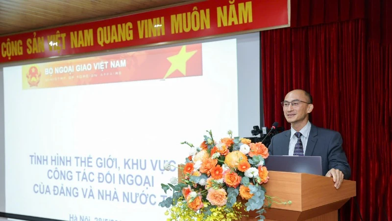 Báo cáo viên của Bộ Ngoại giao trình bày tham luận tại Hội nghị (Ảnh: KHÁNH LAN)