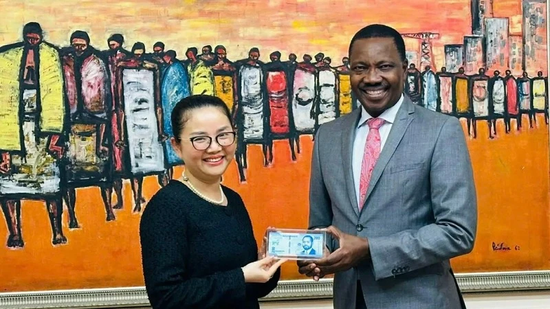 Đại sứ Trần Thị Thu Thìn và Thống đốc Ngân hàng Trung ương Mozambique Rogério Lucas Zandamela. (Ảnh: Đại sứ quán Việt Nam tại Mozambique)