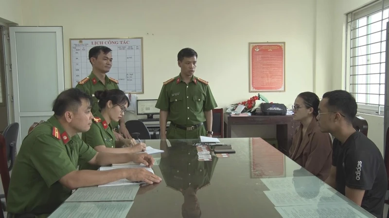 Công an Lý Nhân làm việc với hai đối tượng lừa đảo qua mạng xã hội.
