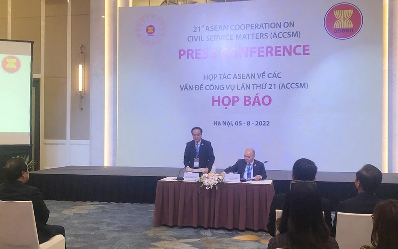 Thứ trưởng Nội vụ Vũ Chiến Thắng trả lời, giải đáp các nội dung được báo chí quan tâm.