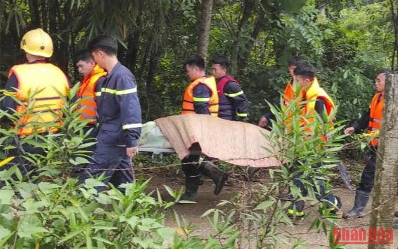 Lực lượng chức năng tìm thấy thi thể nạn nhân bị lũ cuốn ở Chợ Mới trong sáng 27/8.