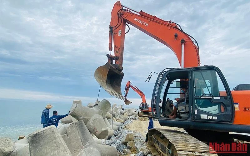 Để thi công đê chắn sóng, ngăn cát phía bắc cửa biển Cửa Đại các kĩ sư, công nhân lắp đặt 3.500 Tetrapod.