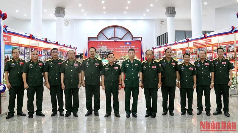 Các đại biểu tại lễ khai mạc Triển lãm ảnh. (Ảnh: Trịnh Dũng)
