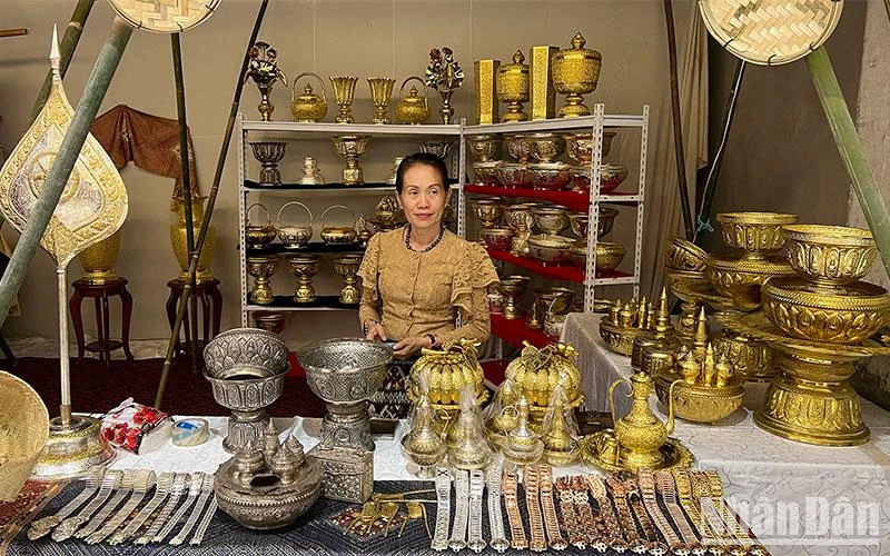 Một gian trưng bày hàng thủ công mỹ nghệ tại sự kiện. (Ảnh: Trịnh Quốc Dũng)
