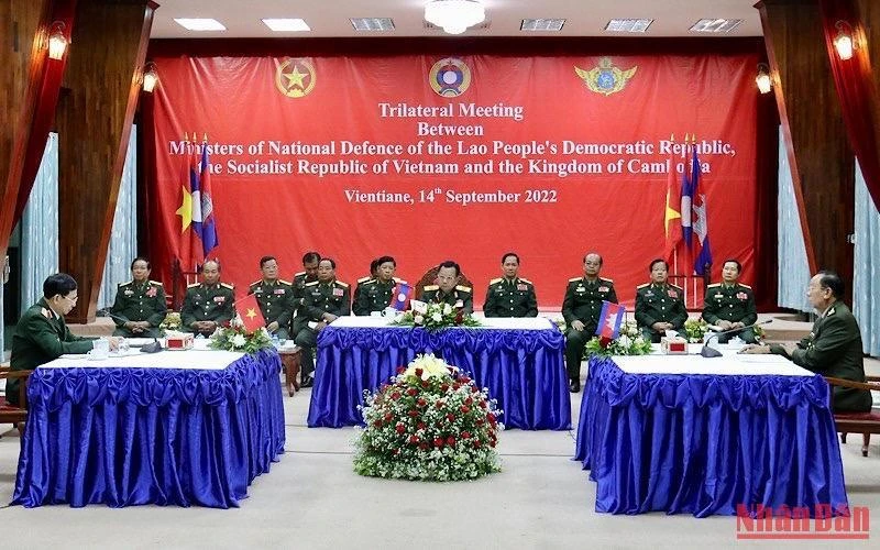 Quang cảnh hội đàm giữa Bộ trưởng Quốc phòng ba nước Lào, Việt Nam, Campuchia.