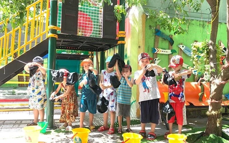Học trò trường mầm non Ngọc Lan, quận Hải Châu, TP Đà Nẵng trải nghiệm làm việc nhỏ có ích.