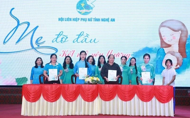 Các đơn vị đỡ đầu ký kết nuôi trẻ mồ côi. (Ảnh: THU HƯƠNG)