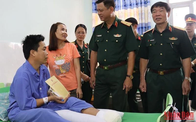 Thăm hỏi sĩ quan bị thương khi làm nhiệm vụ tại núi Chứa Chan