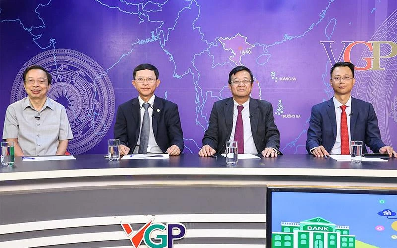 Các vị khách mời tham dự Tọa đàm trực tuyến "Ngành Ngân hàng tiên phong chuyển đổi số: Để toàn dân tham gia, toàn dân hưởng lợi" - (Ảnh: VGP)