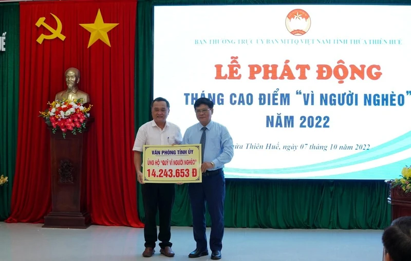 Văn phòng Tỉnh ủy ủng hộ Quỹ "Vì người nghèo" năm 2022 tại Lễ phát động.