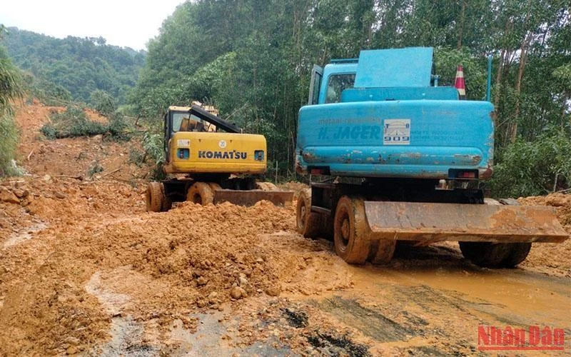 Sở Giao thông vận tải Quảng Bình chỉ đạo lực lượng tập trung xử lý các vị trí sạt lở để thông đường trong thời gian sớm nhất
