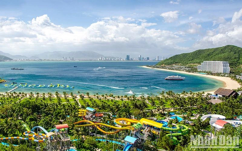 Từ Khu du lịch Vinpearl Nha Trang nhìn về thành phố Nha Trang.