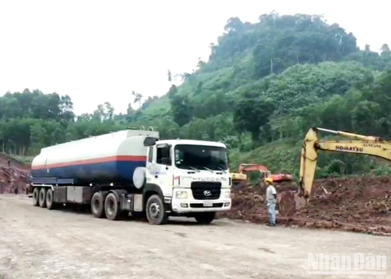 Đúng 17 giờ chiều 24/10, Quốc lộ 15D được thông xe sau một tuần xảy ra sự cố sụt trượt.