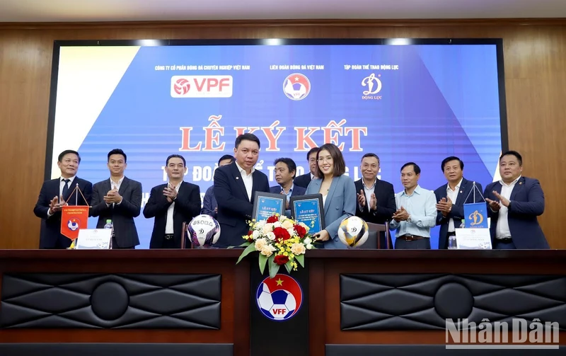 Lãnh đạo VFF và Tập đoàn thể thao Động Lực tại lễ ký kết tài trợ.