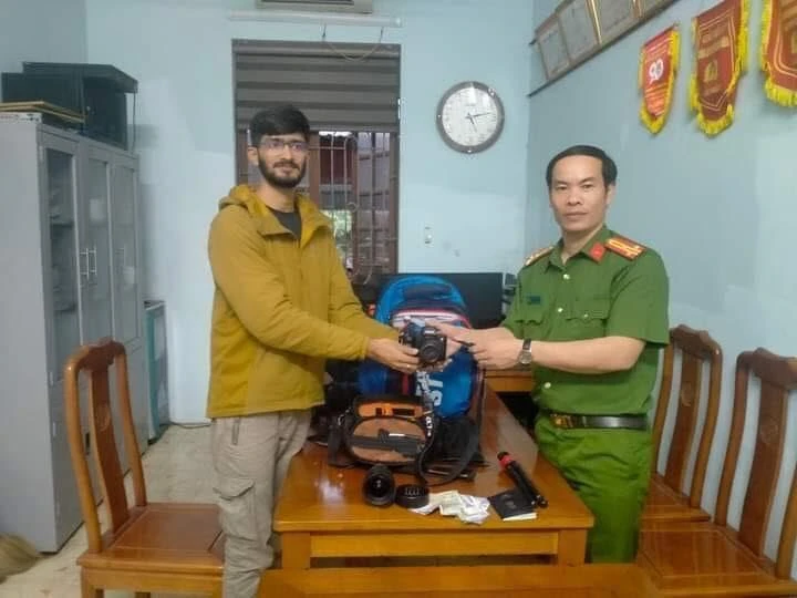 Công an huyện Hoằng Hóa giao trả tài sản cho anh KarnaTak.