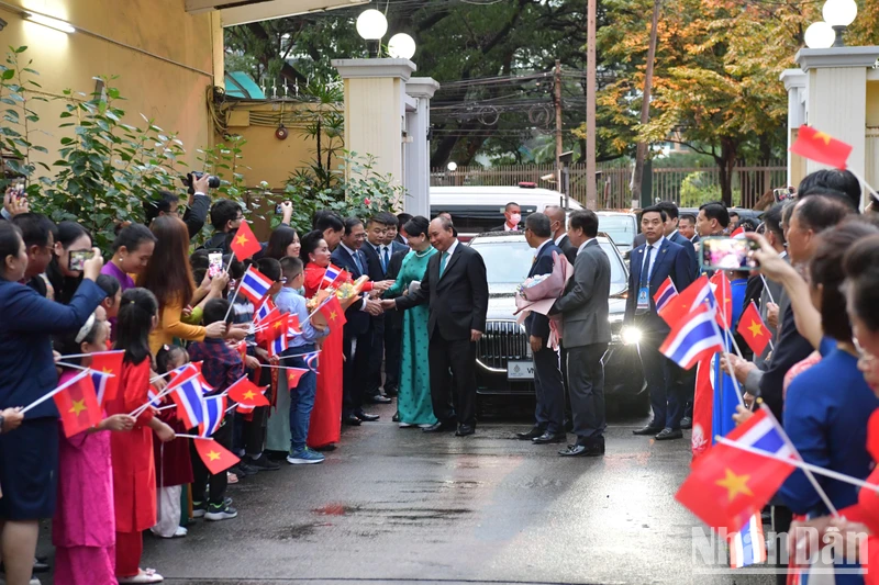 Bà con kiều bào vui mừng chào đón Chủ tịch nước và Phu nhân.