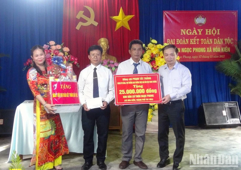 Đồng chí Phạm Tất Thắng, Ủy viên Trung ương Đảng, Phó Trưởng ban Thường trực Ban Dân vận Trung ương tặng quà cho khu dân cư Ngọc Phong (xã Hòa Kiến, thành phố Tuy Hòa, tỉnh Phú Yên). (Ảnh: XUÂN TRIỆU)