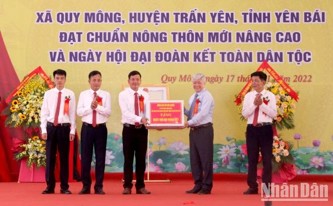 Đồng chí Đỗ Văn Chiến tặng quà và tham gia ngày hội đại đoàn kết toàn dân tộc tại xã Quy Mông.