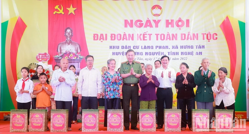 Đại tướng Tô Lâm tặng quà cho người dân ở làng Phan và huyện Hưng Nguyên.