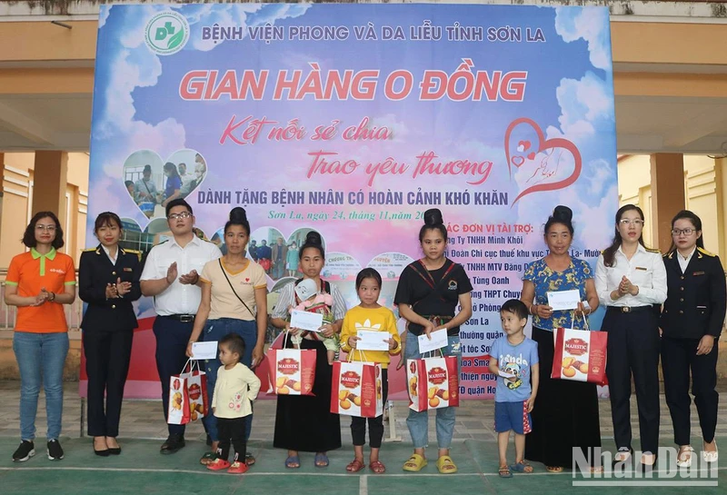 Trao tặng các phần quà cho bệnh nhi có hoàn cảnh khó khăn.