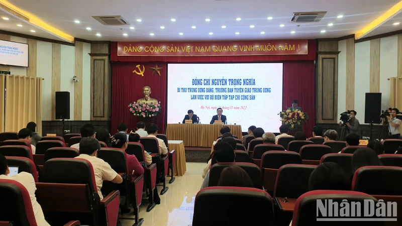 Quang cảnh buổi làm việc.