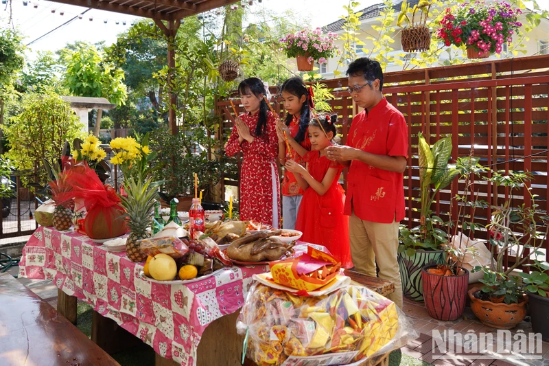 Gia đình chị Vinh cùng chắp tay trước mâm cỗ, cầu cho một năm mới an khang, thịnh vượng.