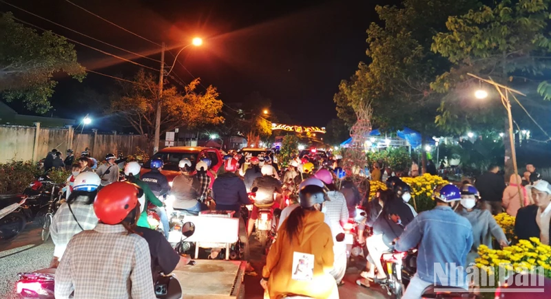 Kẹt xe cục bộ tại chợ hoa Xuân Quý Mão 2023 thành phố Kon Tum