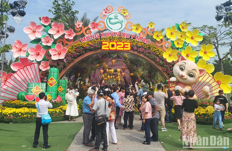 Rất đông du khách tham quan đường hoa Tết Quý Mão Cần Thơ 2023.