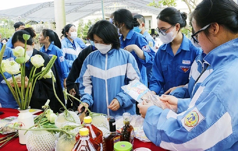 Đoàn viên, thanh niên Quảng Bình tìm hiểu mô hình khởi nghiệp trong tỉnh.