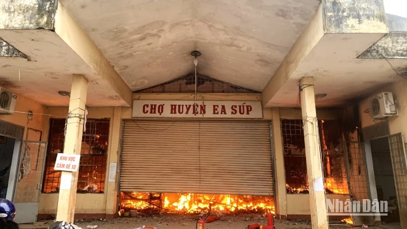 Lửa bùng phát bên trong chợ trung tâm huyện Ea Súp.