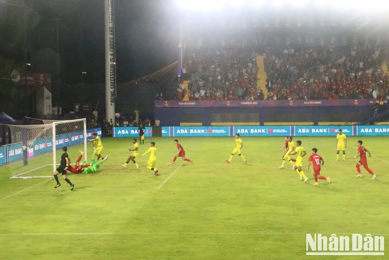 Bàn thắng đầu tiên của U22 Việt Nam vào lưới U22 Malaysia. Ảnh: MẠNH HIỆP