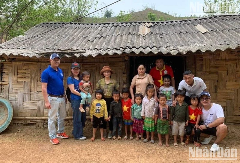 Đại diện các đơn vị tài trợ cùng học sinh điểm trường Chăn Nuôi, xã Nà Khoa, huyện Nậm Pồ.
