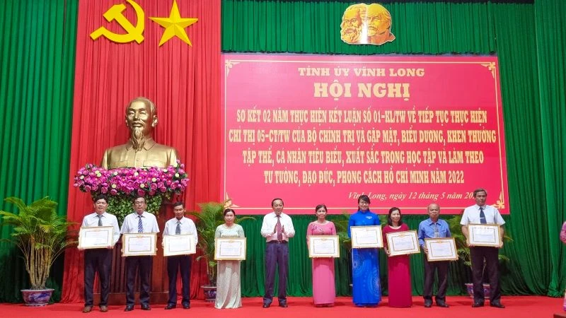 Trao Bằng khen cho những tập thể điển hình tiên tiến làm theo Bác.