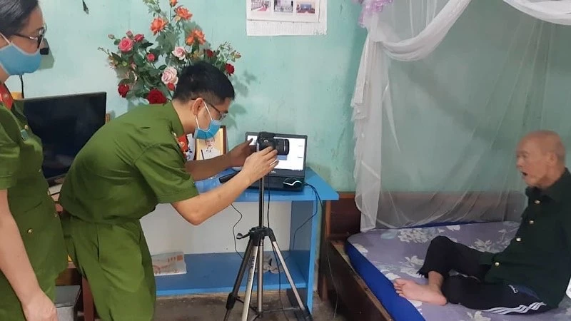 Công an Điện Biên đến từng gia đình thu nhận thông tin cấp căn cước công dân cho người già yếu.