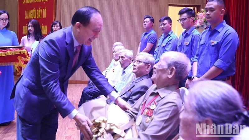 Quận Hai Bà Trưng, Hà Nội trao tặng Huy hiệu Đảng đợt 19/5.