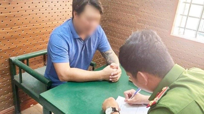 Công an lấy lời khai đối tượng Nguyễn Đức Quý.