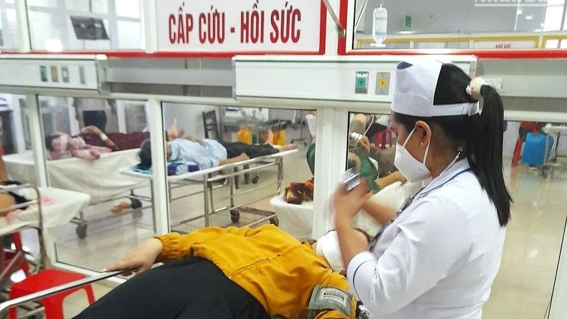 Chị N.V.Y.Nh. bị chồng là thầy giáo N.V.H.L đánh đập phải vào Trung tâm y tế huyện Buôn Đôn cấp cứu, điều trị.