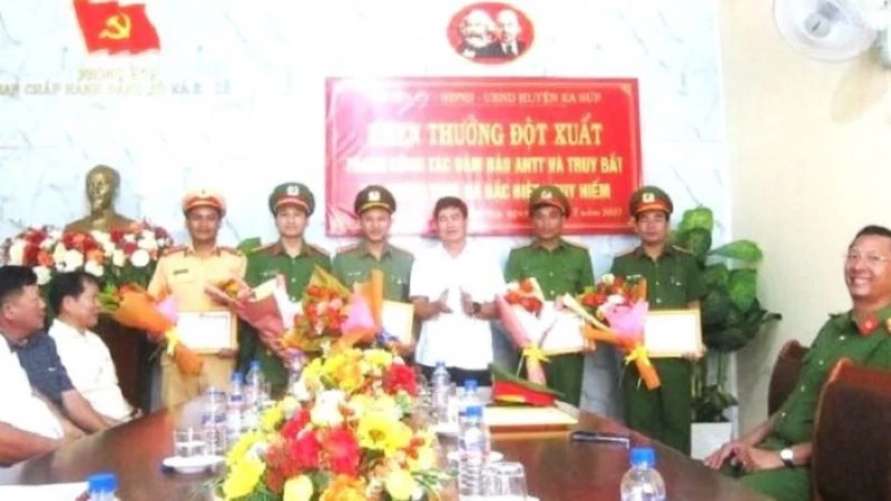 Phó Chủ tịch Ủy ban nhân dân tỉnh Đắk Lắk kiêm Bí thư Huyện ủy Ea Súp Nguyễn Thiên Văn trao thưởng nóng số tiền 15 triệu đồng cho các tập thể, cá nhân có thành tích truy bắt 3 đối tượng truy nã đặc biệt đã trực tiếp tấn công trụ sở Ủy ban nhân dân xã Ea Tiêu và Ea Ktur, huyện Cư Kuin xảy ra vào rạng sáng ngày 11/6 vừa qua. Ảnh: CTV.