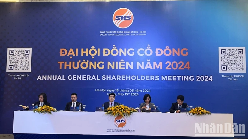 Đại diện Đoàn Chủ tịch SHS chủ trì Đại hội đồng Cổ đông thường niên năm 2024. (Ảnh: BẢO KHANH) 