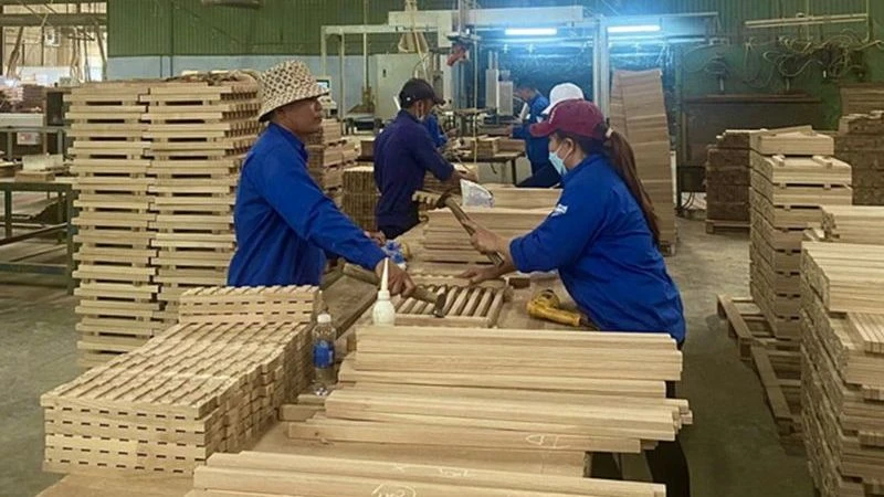 Các doanh nghiệp ngành gỗ cần nâng cao năng lực để cạnh tranh sản phẩm.