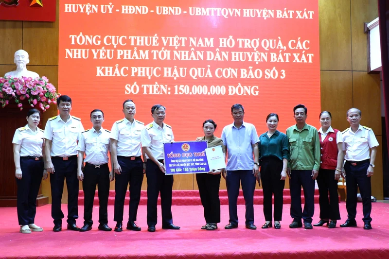 Phó Chủ tịch Công đoàn Trần Xuân Tú trao ủng hộ của cán bộ, công chức, viên chức và người lao động ngành Thuế ủng hộ bà con huyện Bát Xát