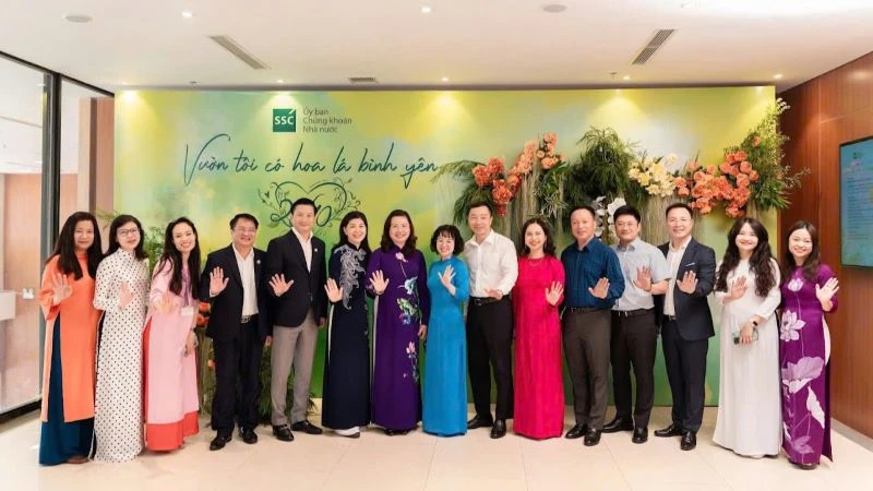 Đồng chí Vũ Thị Chân Phương, Chủ tịch Ủy ban Chứng khoán Nhà nước (ở giữa bên trái) và đồng chí Lê Thị Hạnh, Phó Chủ tịch Công đoàn Bộ Tài chính (ở giữa bên phải) chụp ảnh lưu niệm chúc mừng kỷ niệm 20/10.