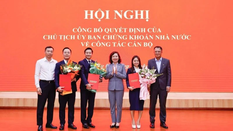Đại diện Lãnh đạo Đảng ủy, Ủy ban Chứng khoán Nhà nước tặng hoa chúc mừng các tân Vụ trưởng, Chánh Văn phòng