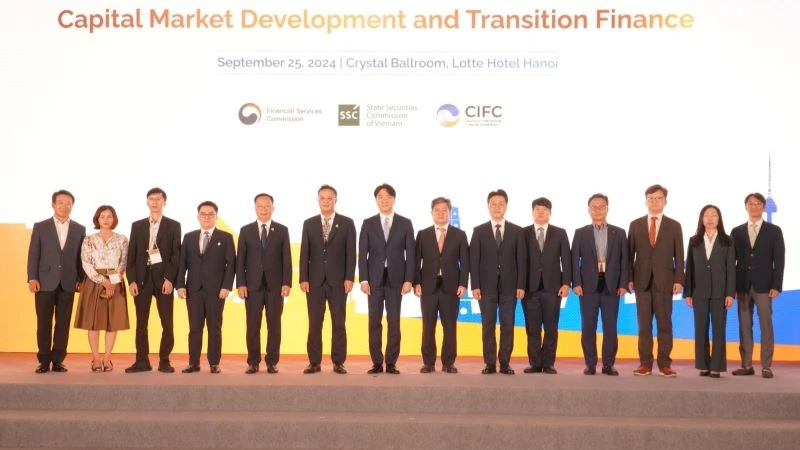 Các đại biểu tham dự chụp ảnh lưu niệm tại Diễn đàn. 